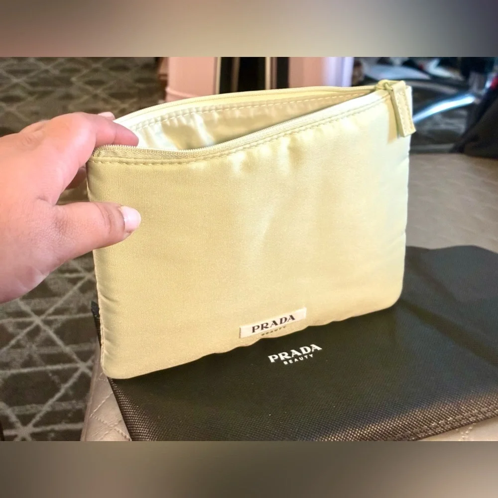 Classic!PRADA soft English green thick textured pouch with lining